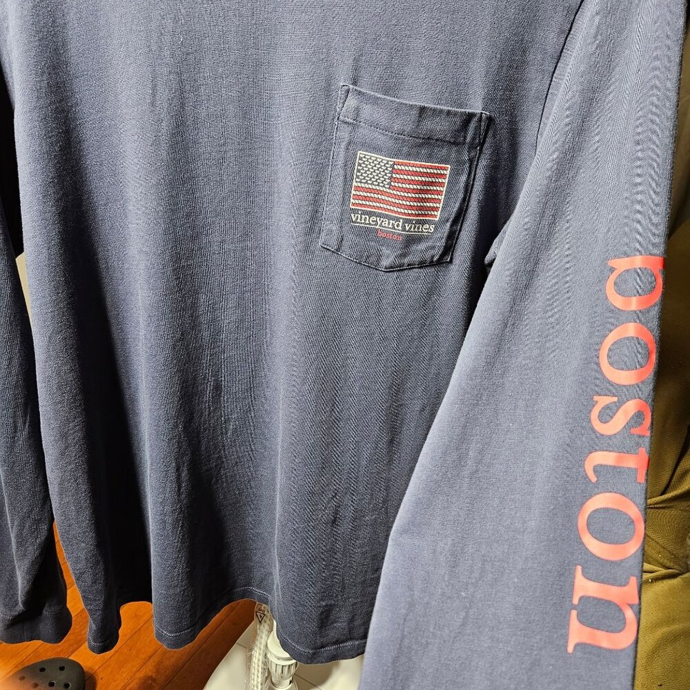 Vineyard Vines Men's Long Sleeve Pocket Tee Boston Flag Graphic Size M Navy Blue - Picture 3 of 5